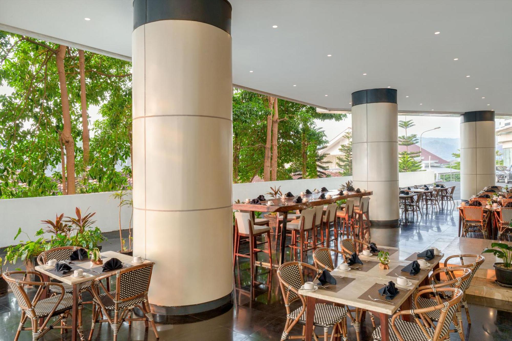 Golden Tulip Springhill Lampung Hotel Bandar Lampung Exterior photo